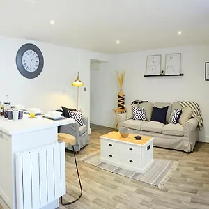 Apartment The Hideaway @ Empire 39: Town Centre Retreat Near Train Station, Scarborough